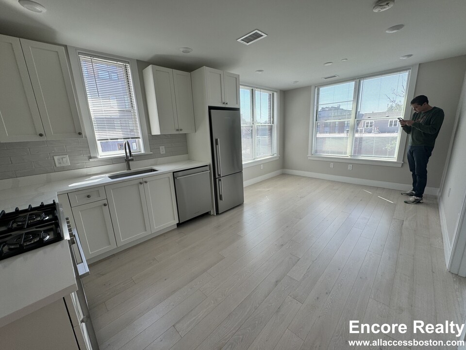 189 Green St, Unit 2 in Boston, MA - Building Photo