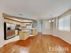 16825 N 14th St in Phoenix, AZ - Foto de edificio - Building Photo