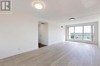 8 Lee Centre Dr in Toronto, ON - Building Photo - Building Photo