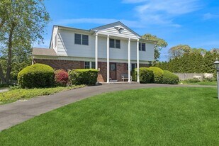 28 Middle Rd in Riverhead, NY - Building Photo