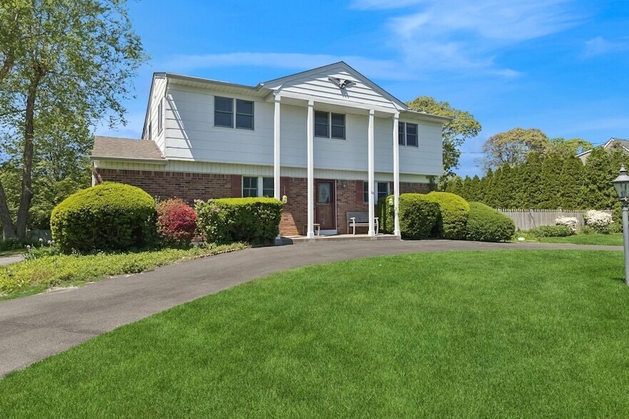 28 Middle Rd in Riverhead, NY - Building Photo