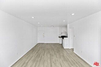 15314 Gault St in Los Angeles, CA - Building Photo - Building Photo