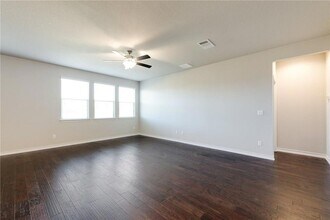 3721 Soft Shore Ln in Pflugerville, TX - Foto de edificio - Building Photo