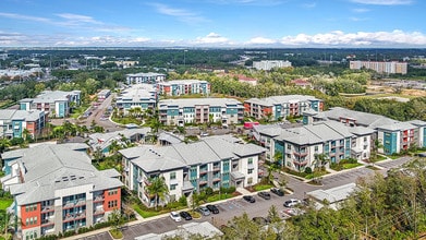 Overlook at Crosstown Walk in Tampa, FL - Building Photo - Building Photo