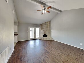 722 E Brown Ln in Deer Park, TX - Foto de edificio - Building Photo