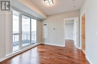 9201 Yonge St in Richmond Hill, ON - Building Photo - Building Photo