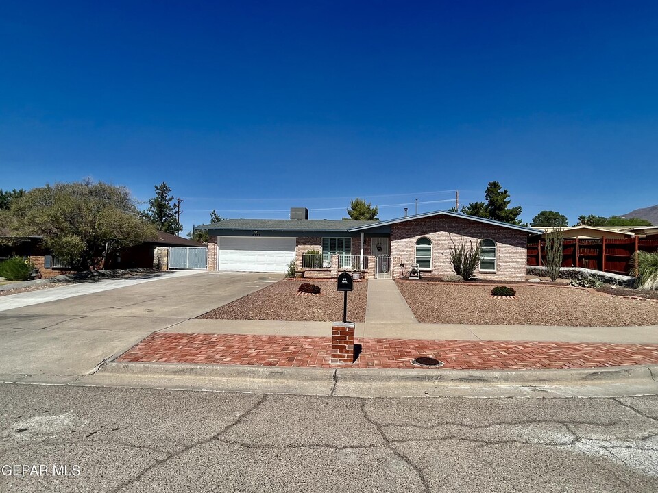 6709 Los Olivos Ct in El Paso, TX - Building Photo