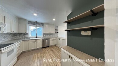 Spacious 4BR, 2BA Gem with Fireplace and O in Sioux Falls, SD - Building Photo - Building Photo
