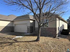 7610 S Peregrine Pl in Sioux Falls, SD - Building Photo - Building Photo