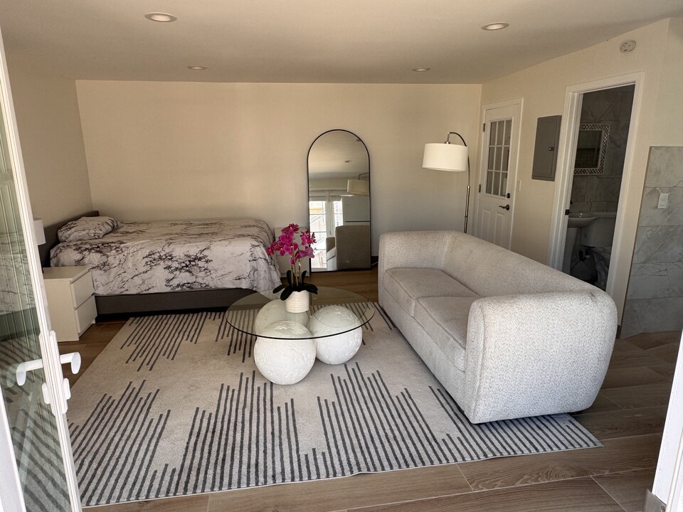 470 S Hamel Rd, Unit 1 in Los Angeles, CA - Building Photo