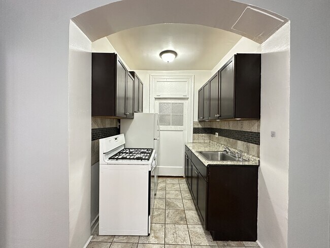 1363 W Estes Ave, Unit T1 in Chicago, IL - Foto de edificio - Building Photo