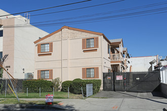 6810 Independence Ave in Canoga Park, CA - Building Photo - Building Photo