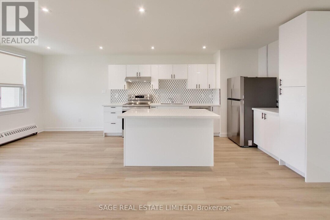 2961-2961 Dufferin St in Toronto, ON - Building Photo