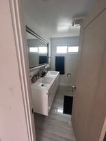 2396 Redlands Dr in Newport Beach, CA - Building Photo