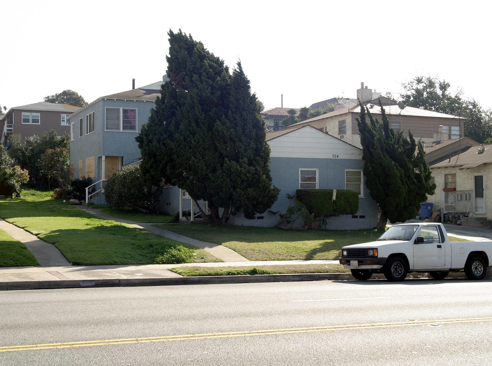 704 S Pacific Coast Hwy in Redondo Beach, CA - Building Photo