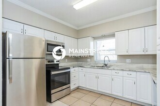 240 Twin Lake Dr in Belleair Bluffs, FL - Building Photo - Building Photo