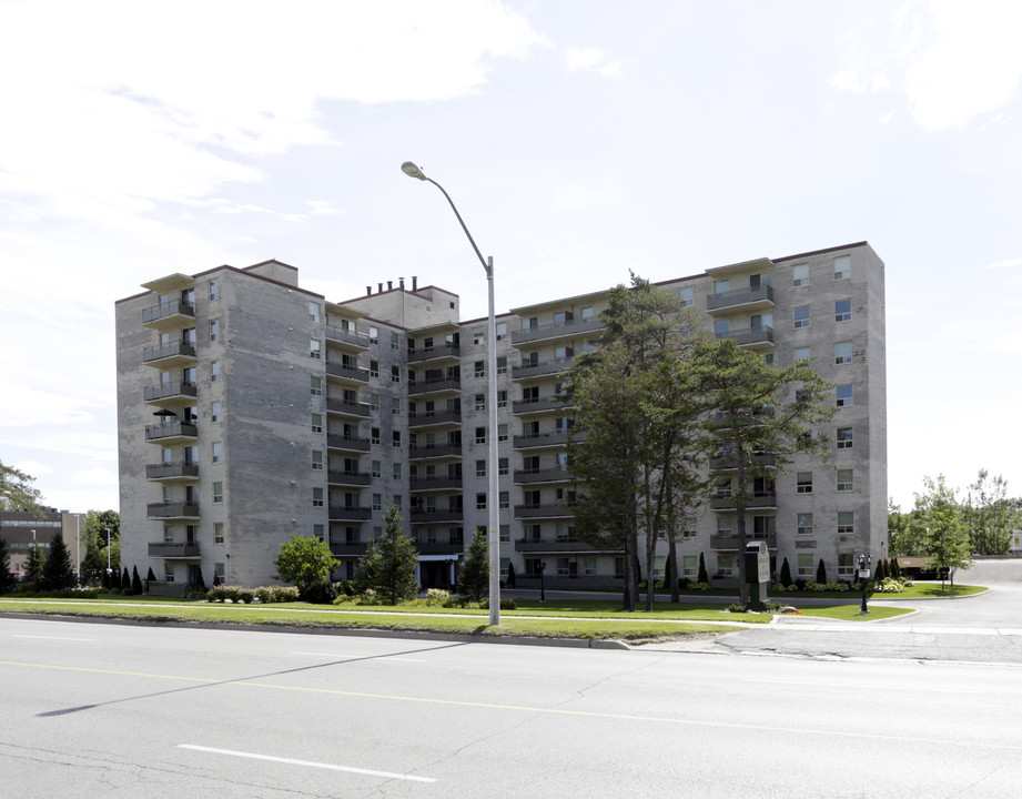 Cedarwood Court in Barrie, ON - Building Photo