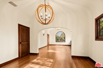 637 N Alta Vista Blvd in Los Angeles, CA - Building Photo - Building Photo