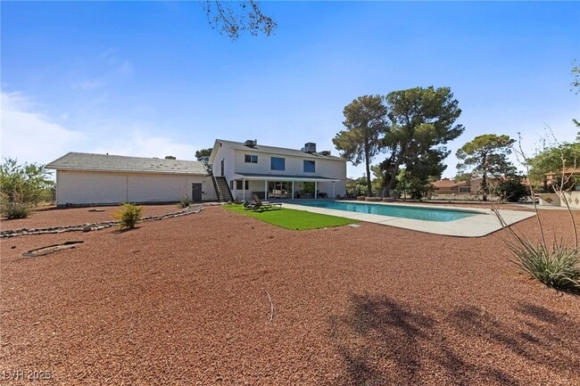 property at 144 E Robindale Rd