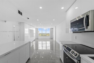 4101 Pine Tree Dr in Miami Beach, FL - Building Photo - Building Photo