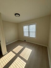 393 W Milton Ave, Unit B in Hazel Park, MI - Foto de edificio - Building Photo