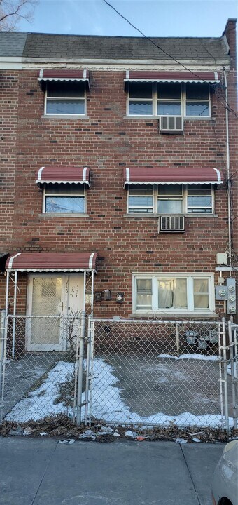 716 E 222nd St in Bronx, NY - Building Photo