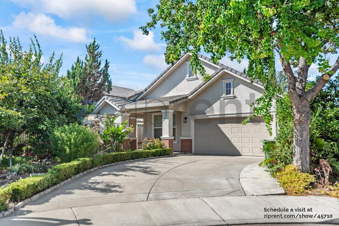 2435 Abbott Ct in Tracy, CA - Building Photo