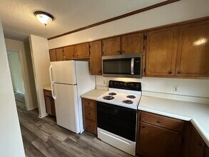 905 W Pine St in Hinesville, GA - Foto de edificio - Building Photo