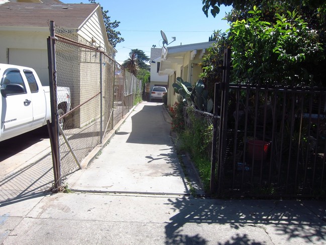 1226 Gordon St in Los Angeles, CA - Foto de edificio - Building Photo