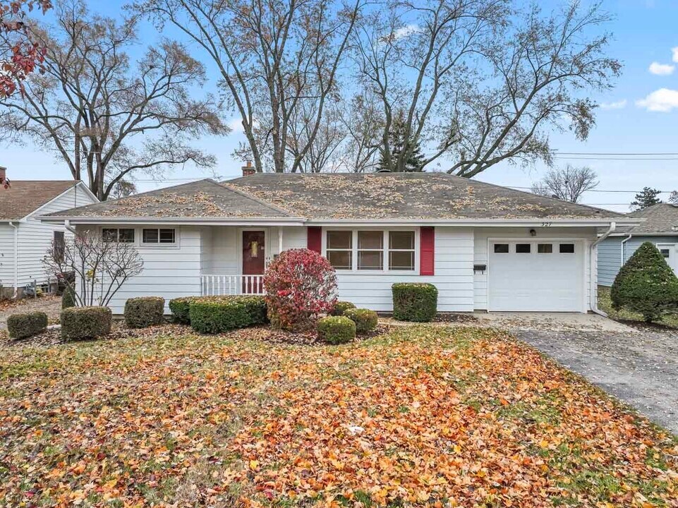 327 Wallace Ave in Crystal Lake, IL - Building Photo