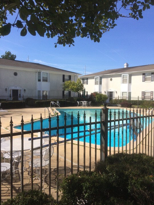 5025 Wayneland Dr in Jackson, MS - Building Photo