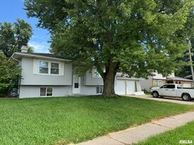 4125 Utica Ridge Rd in Bettendorf, IA - Building Photo