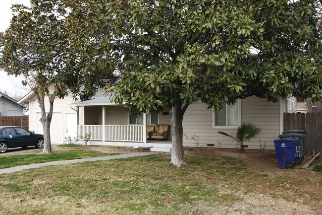 1053 Las Palmas Ave in Sacramento, CA - Building Photo - Building Photo