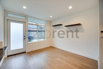 1057 S Cloverdale St in Seattle, WA - Building Photo - Building Photo