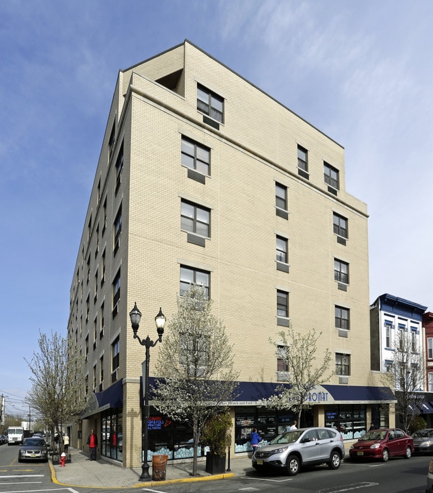 2401 Bergenline Ave in Union City, NJ - Building Photo