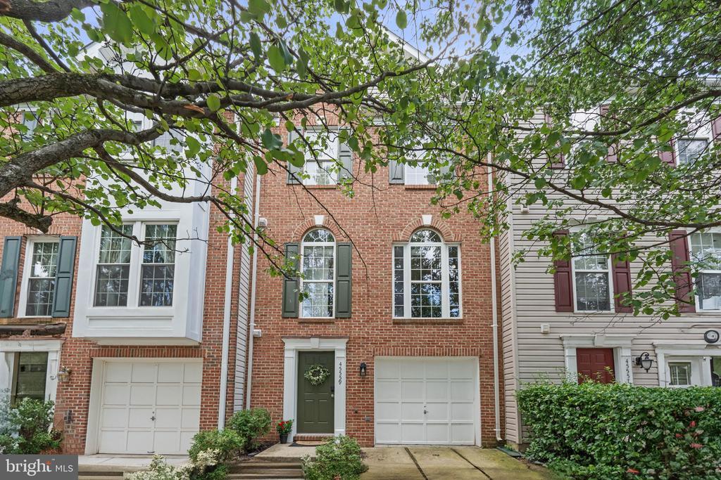 45559 Grand Central Sq in Sterling, VA - Building Photo