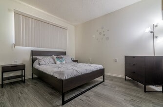 Sunland Park Apartments in Sunland, CA - Foto de edificio - Building Photo