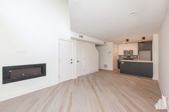941 W Grace St, Unit D202 in Chicago, IL - Building Photo - Building Photo