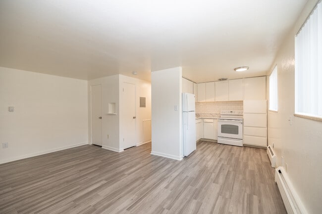 Mayor Apartments - UTILITIES INCLUDED*! in Denver, CO - Building Photo - Interior Photo