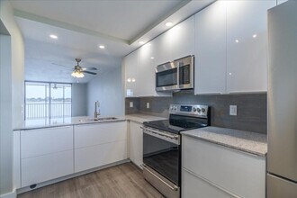 113 Lake Emerald Dr in Oakland Park, FL - Building Photo - Building Photo