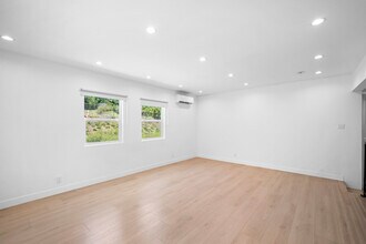 10647 Tuxford St in Sun Valley, CA - Foto de edificio - Building Photo