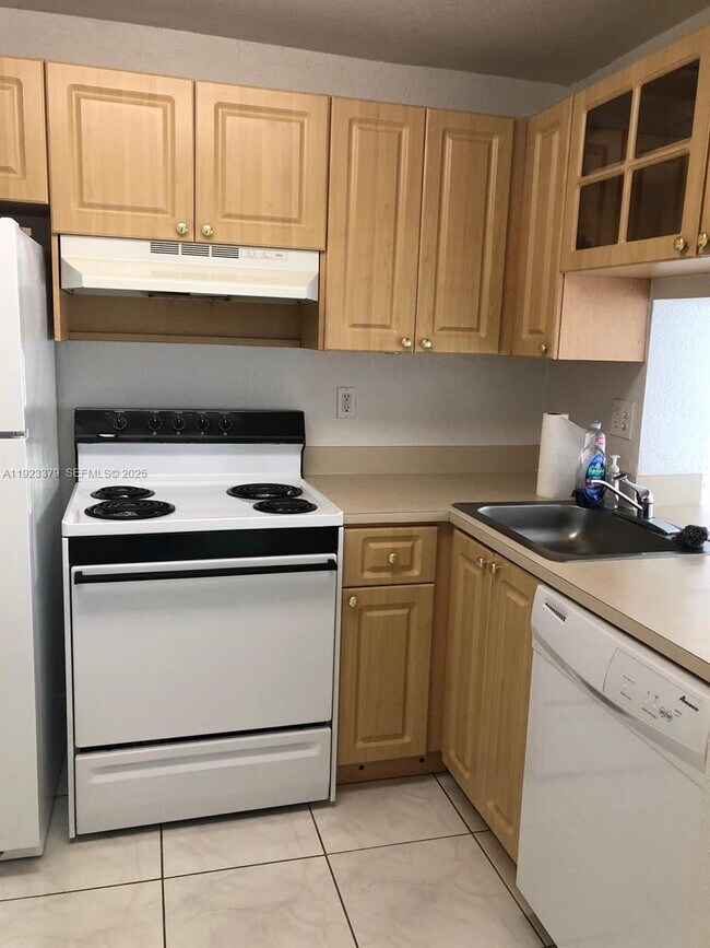 9360 Fontainebleau Blvd in Miami, FL - Building Photo - Building Photo