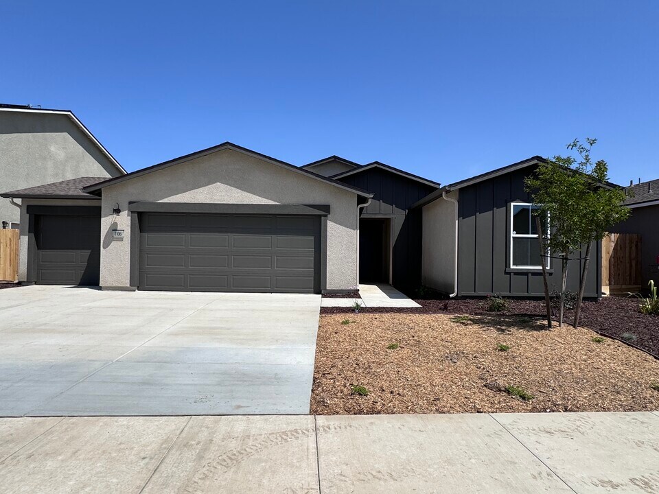 1106 E Cameron Ave in Visalia, CA - Building Photo