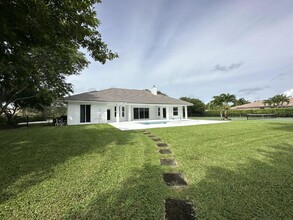 5704 Lago Del Sol Dr in Wellington, FL - Building Photo - Building Photo