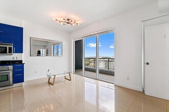 60 SW 13th St, Unit 1619 in Miami, FL - Building Photo - Building Photo