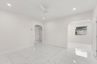 211 37th St S in St. Petersburg, FL - Foto de edificio - Building Photo