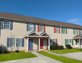 Viewpoint Villas - Townhomes in Jackson, GA - Building Photo - Building Photo