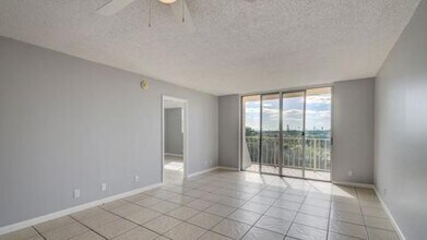 500 Executive Center Dr in West Palm Beach, FL - Building Photo - Building Photo