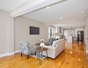 68 Edward St, Unit 1 in Medford, MA - Foto de edificio - Building Photo