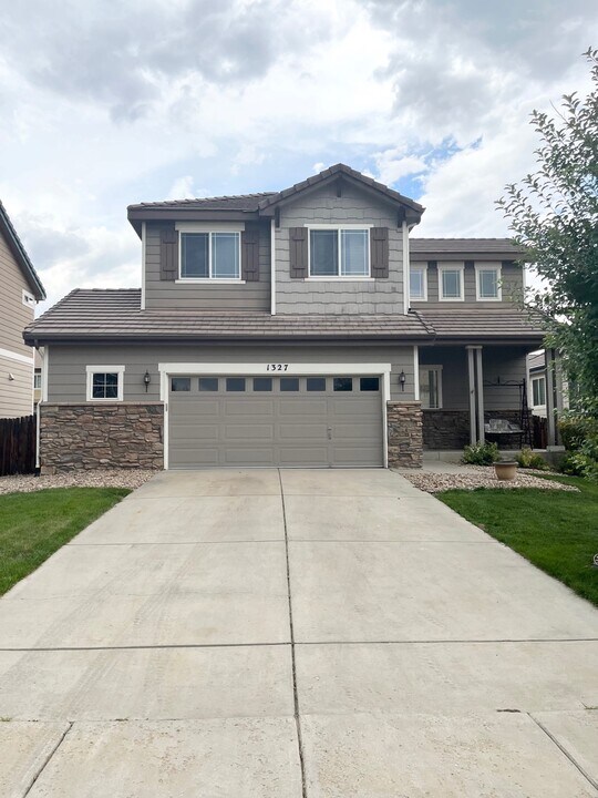 1327 Graham Cir in Erie, CO - Foto de edificio